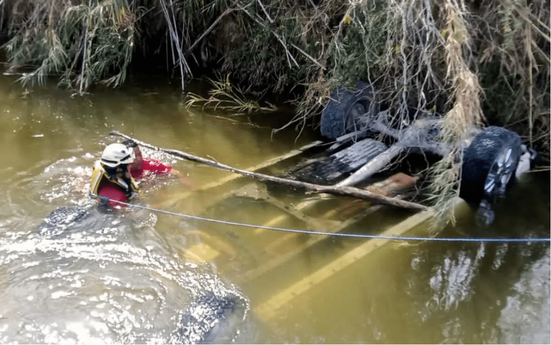 Sube a 14 cifra de cuerpos hallados en camioneta dentro de río en Nuevo León