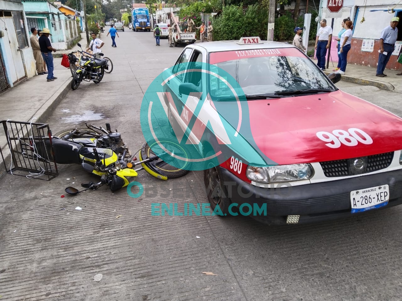 Motociclista choca por alcance a taxi en Calería