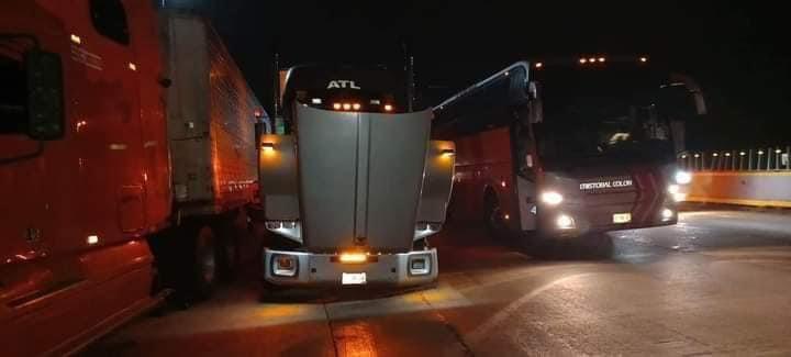 Gracias a la valentía del chofer, autobús de pasajeros se salva de ser asaltados en la autopista Isla – Acayucan.