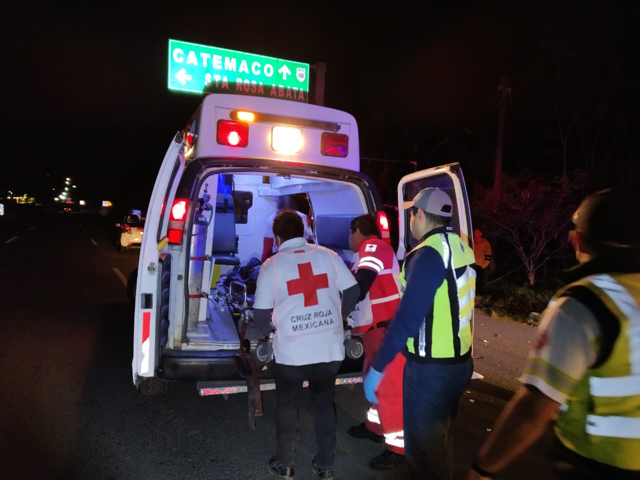 Motociclista lesionado tras chocar con taxi.