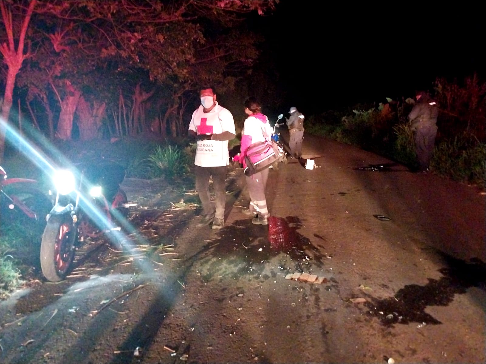 Dos lesionados tras un accidente de tres motos.