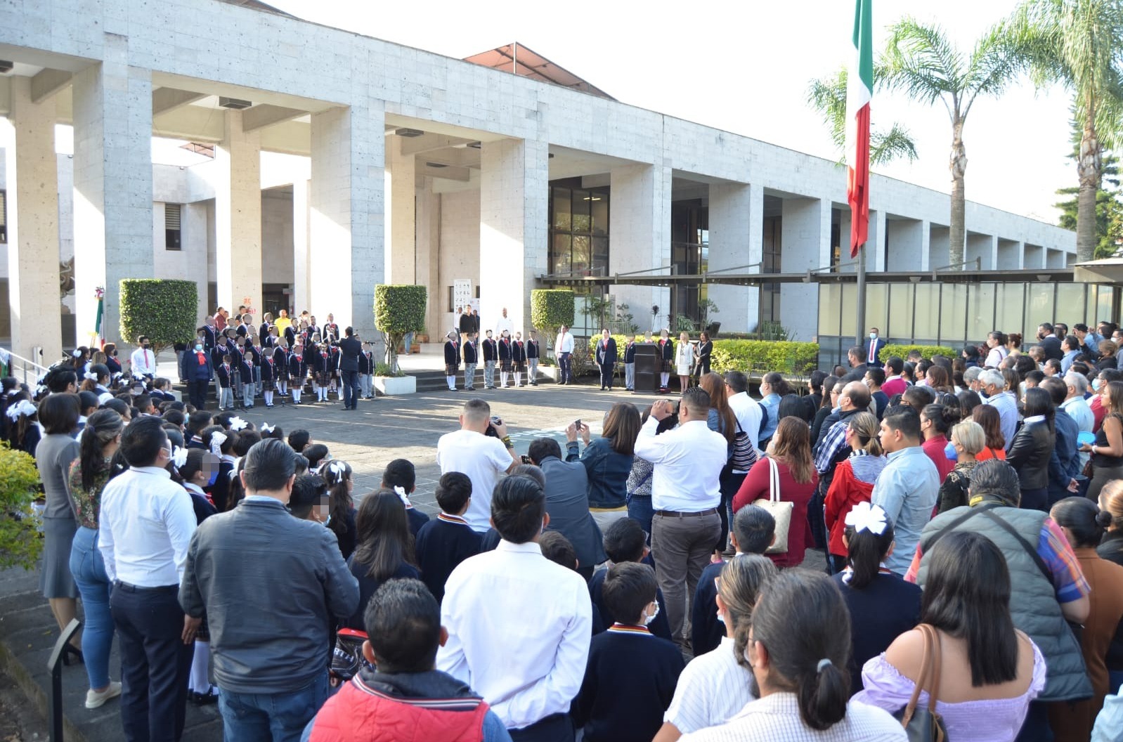 Encabezan Gisela López y Ana Miriam Ferráez acto cívico por el Día de la Bandera