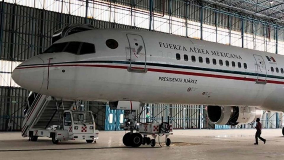 AMLO critica a Calderón por comprar el avión presidencial y a Peña Nieto por conservarlo