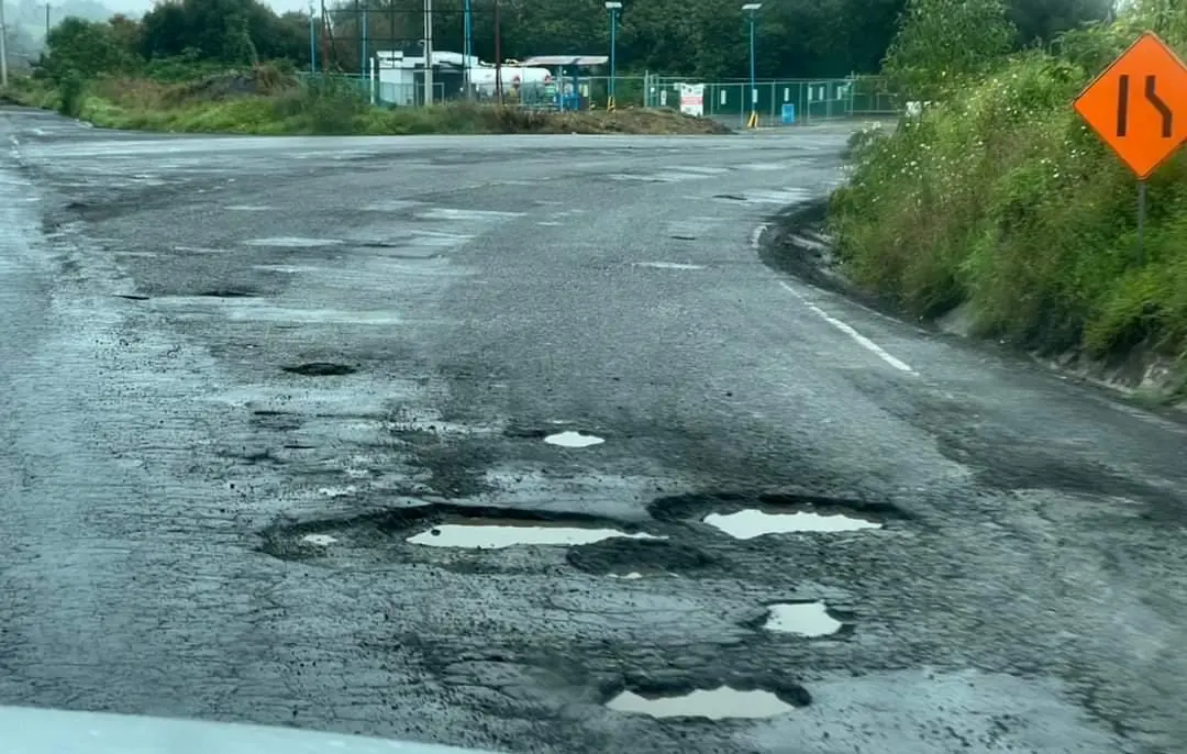 Camioneros bloquean carretera Atzalan-Altotonga; exigen rehabilitación