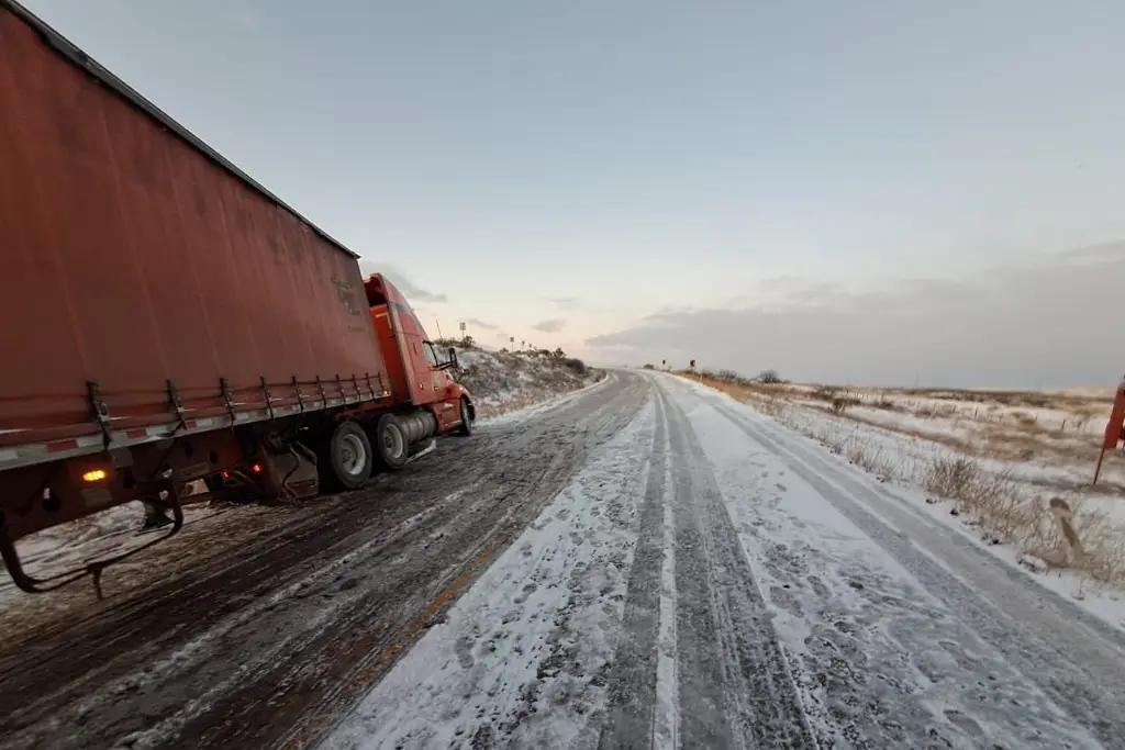 Cierran carreteras y suspenden clases por nevada en Sonora