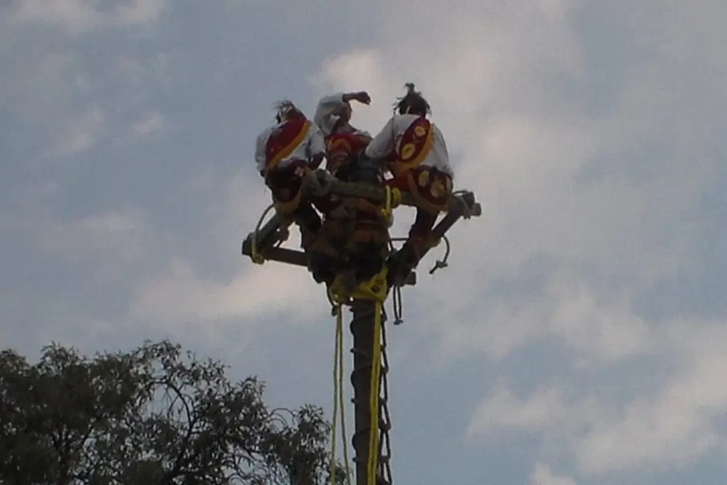 Muere joven que participaría en show de Voladores de Papantla tras caer al vacío