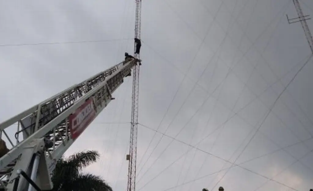 Se sube a torre de caseta en autopista de Veracruz para aventarse