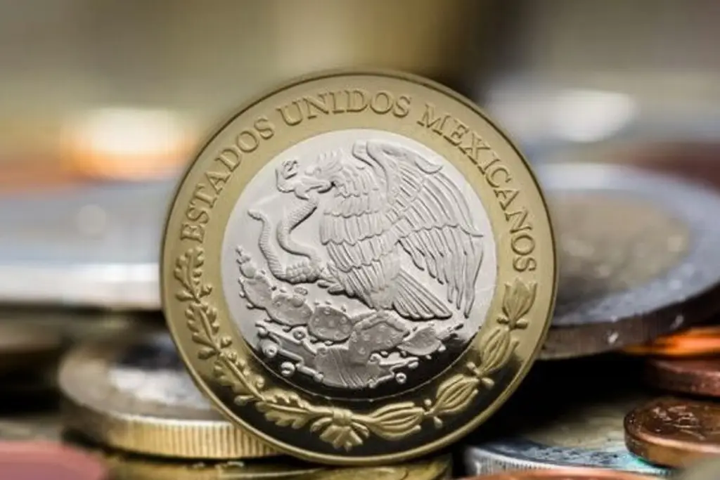 Peso mexicano cierra jornada con ganancia de 1.96% frente al dólar