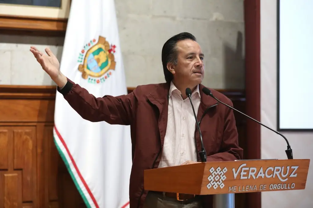 No es un tema de género: gobernador de Veracruz tras quema de la figura de ministra