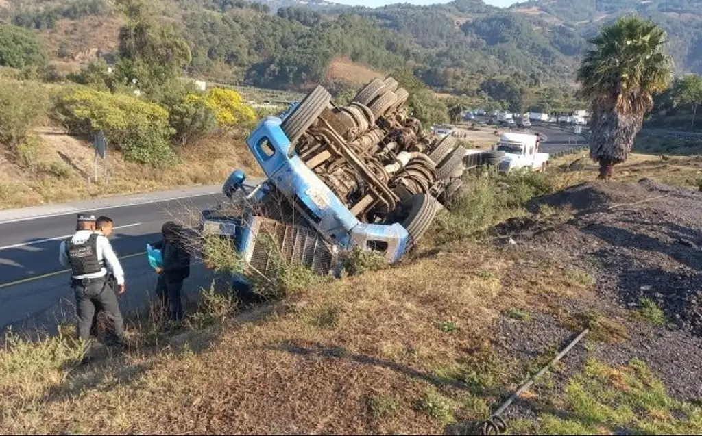 Vuelca tráiler en autopista de Veracruz