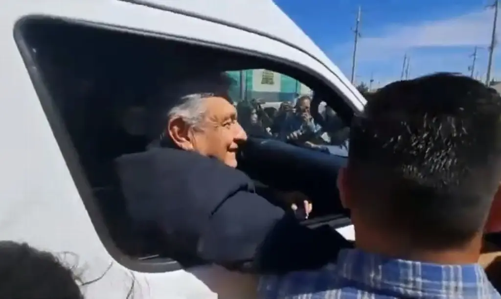 Reciben a AMLO con protesta en visita a Ciudad Juárez tras incendio en estación migratoria