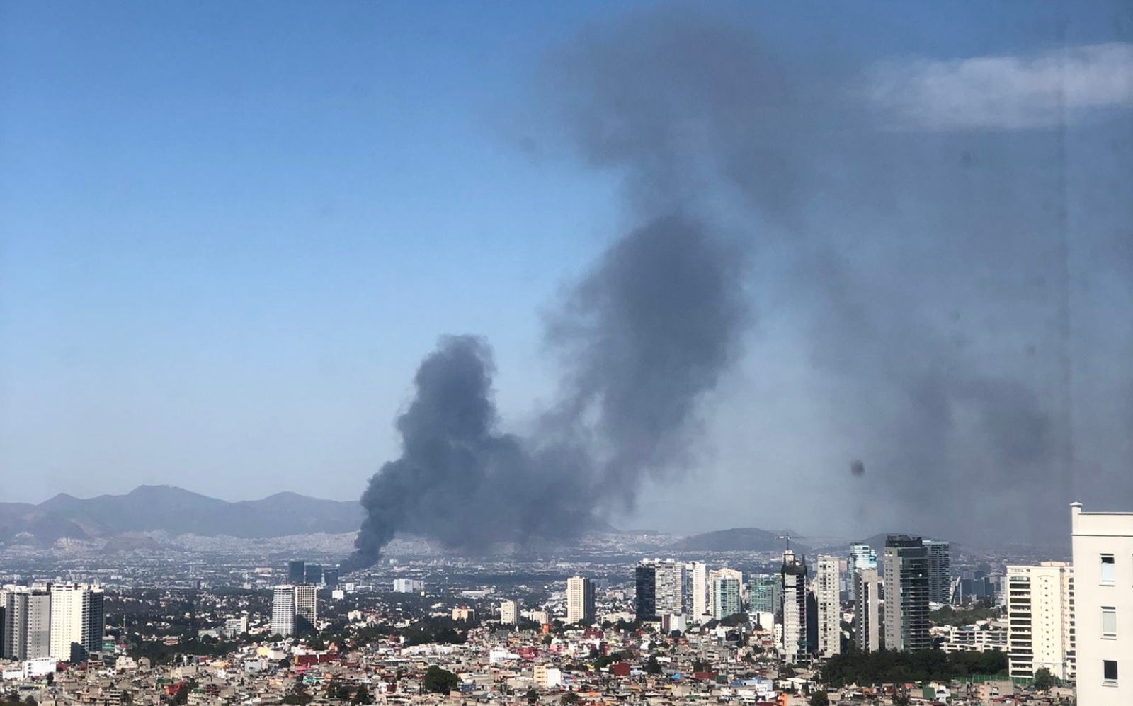 Combaten un incendio en una fábrica de la alcaldía Azcapotzalco