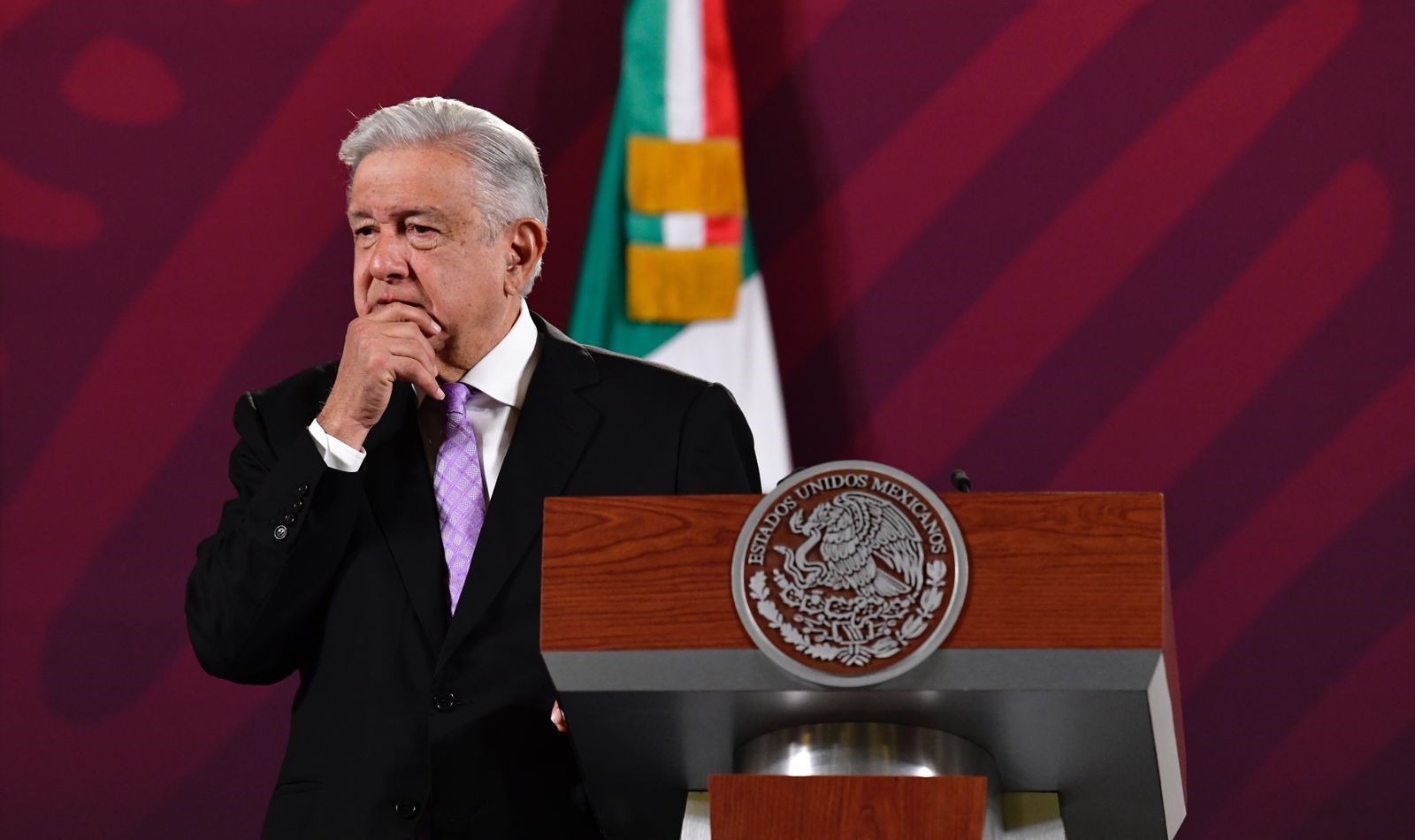 «Morena y PAN se repartieron los lugares», explica AMLO el veto a dos comisionados del INAI