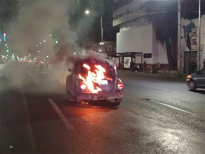 Ni en Rápido y Furioso… Se incendia ‘vocho’ en pleno recorrido por Monterrey