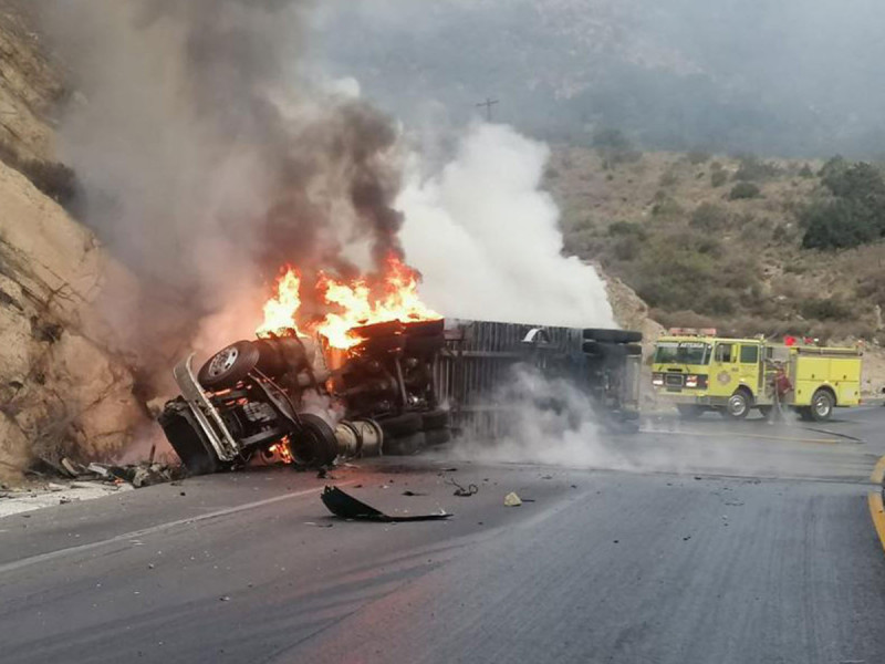 Tráiler queda incendiado en Coahuila tras aparatoso accidente