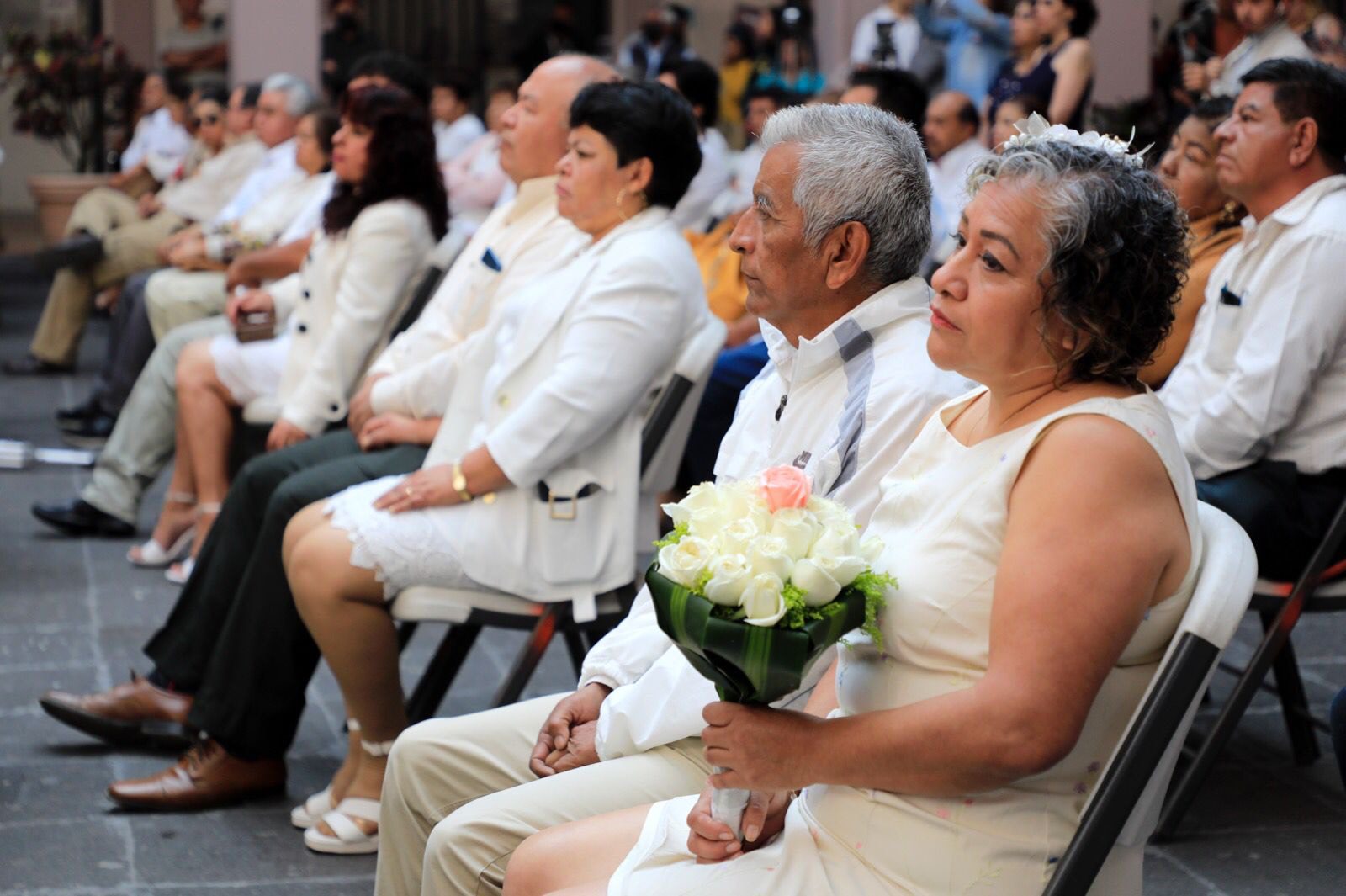 43 parejas contrajeron nupcias en bodas colectivas en Xalapa