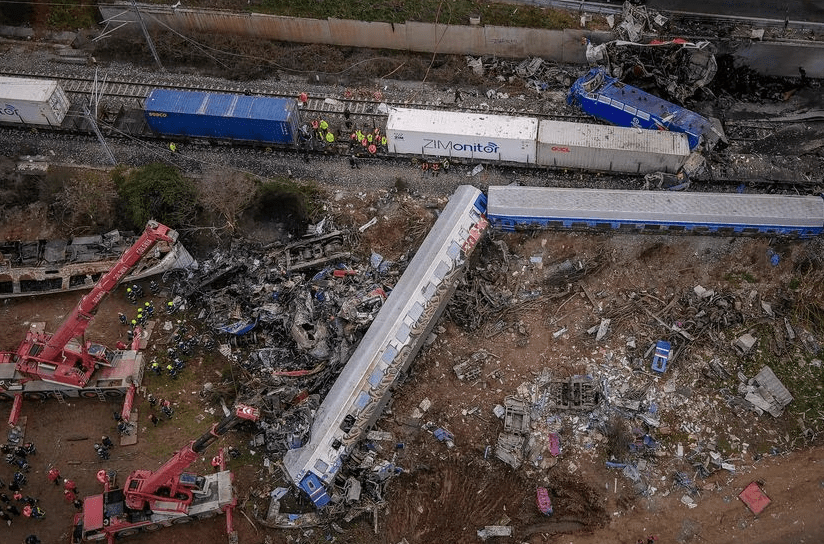 Al menos 36 muertos y decenas de heridos en el choque de dos trenes en el centro de Grecia