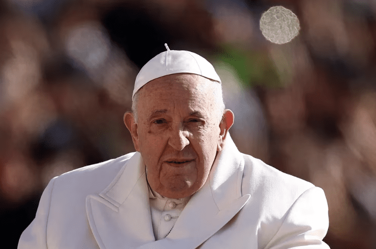 El papa Francisco seguirá internado varios días por una infección pulmonar