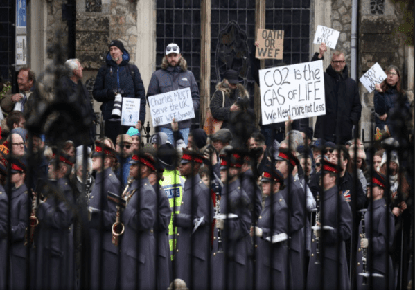 Manifestantes abuchean a Carlos III durante visita real; piden fin de la monarquía británica