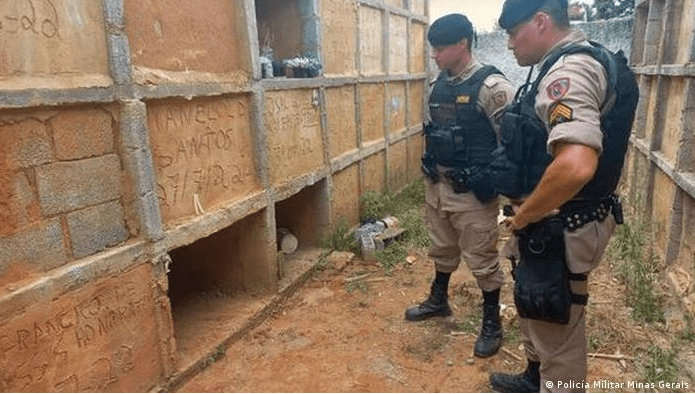 Rescatan a una mujer que fue sepultada viva en un cementerio de Brasil