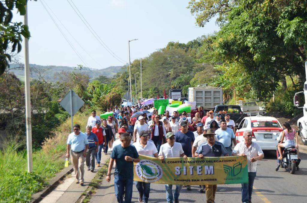 Cientos marchan por la justicia para México, al lado de Juan Javier Gómez Cazarín