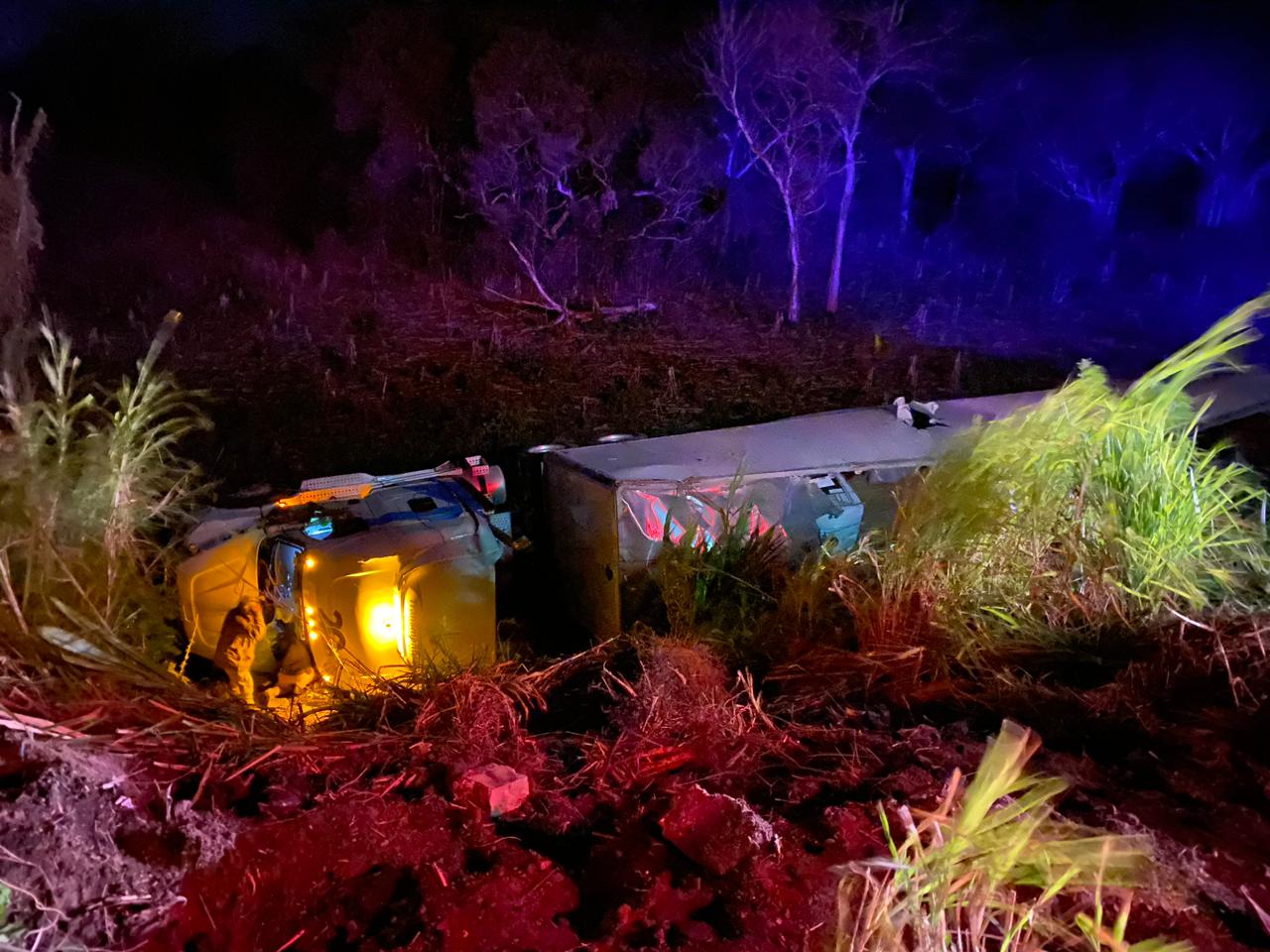 Trailer cargado de material flamante, sufre aparatosa volcadura en la carretera Transistmica.