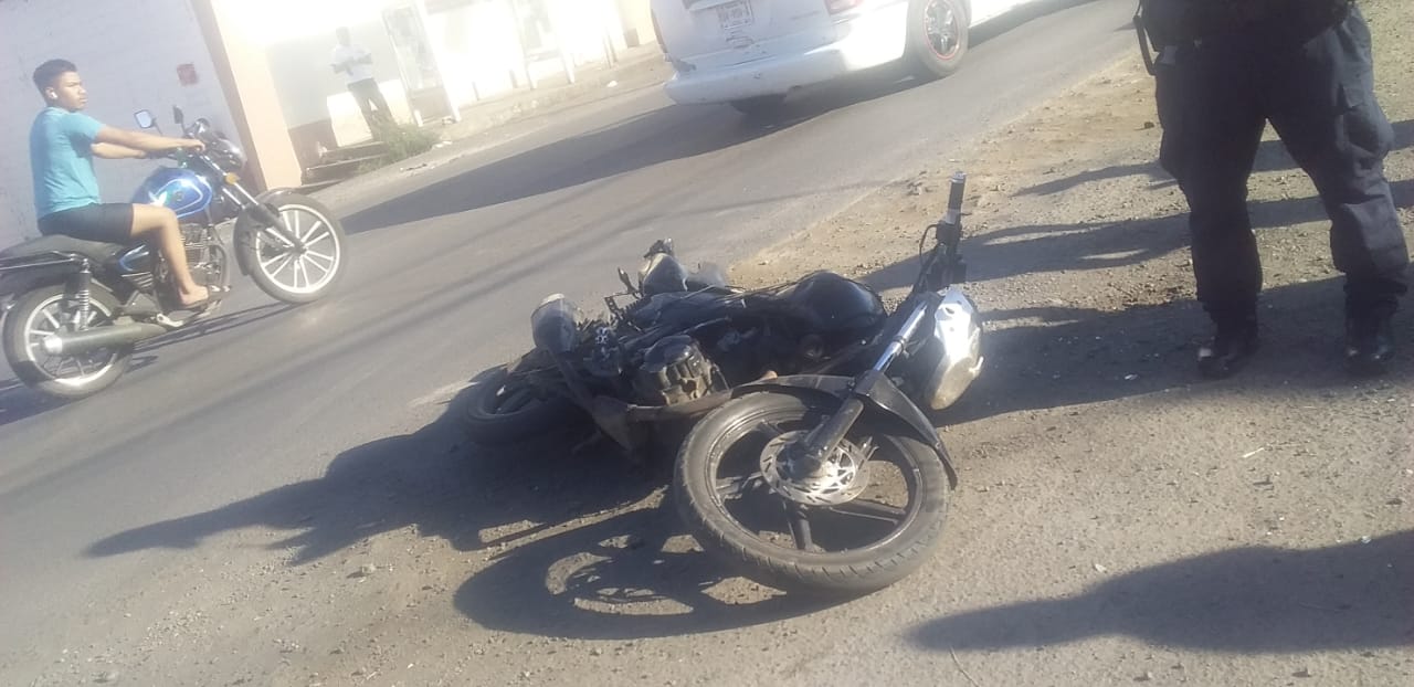 Choca motociclista contra taxi cuando rebasaba