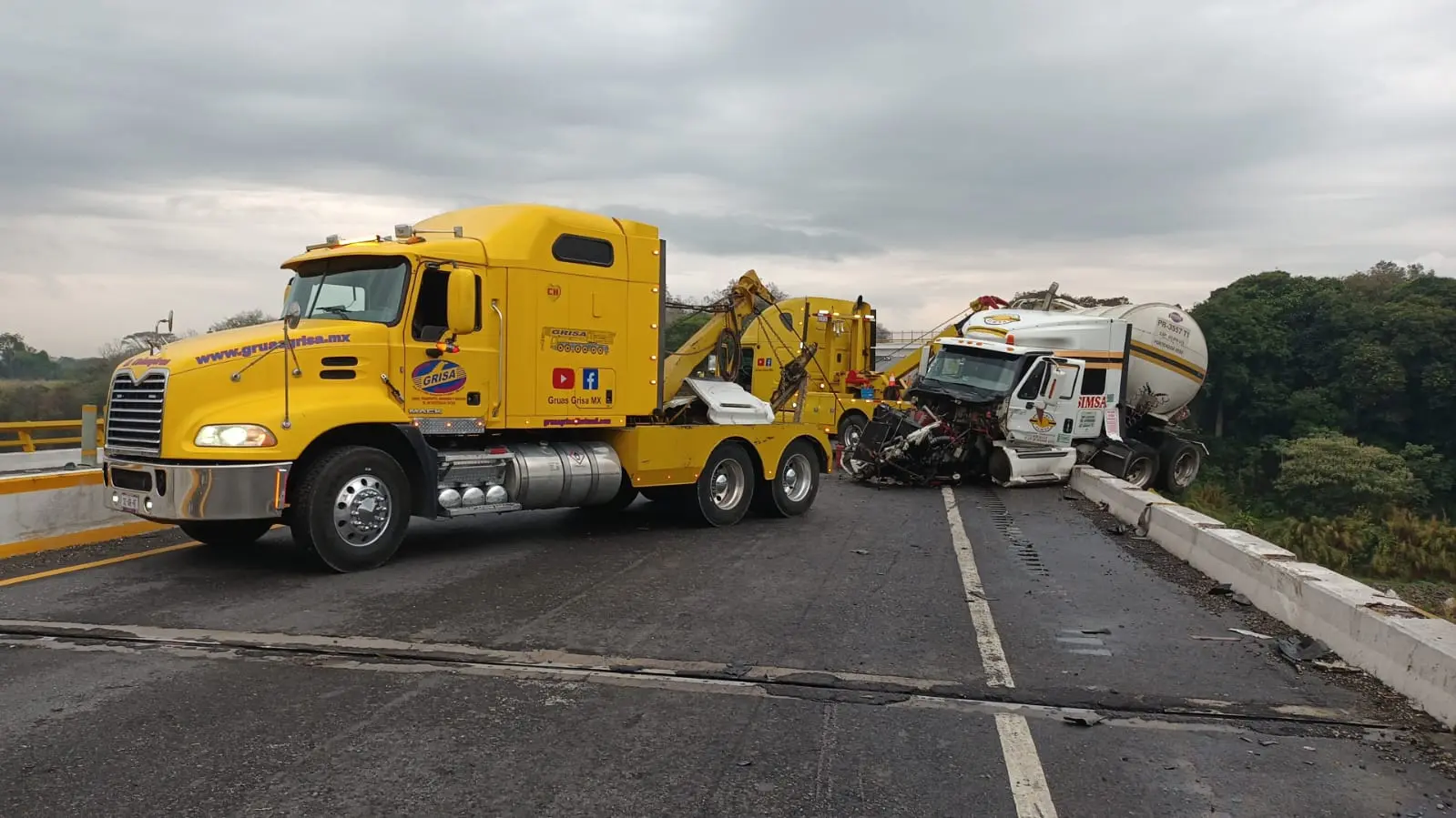 Se salvó de milagro: Tráiler casi cae de puente en autopista Córdoba-Veracruz