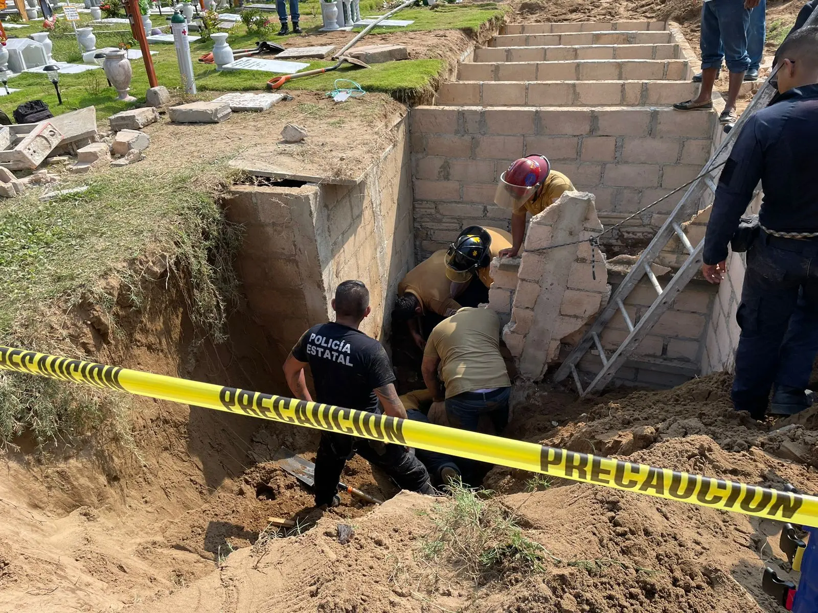 Albañil queda sepultado en una tumba en construcción, en Coatza