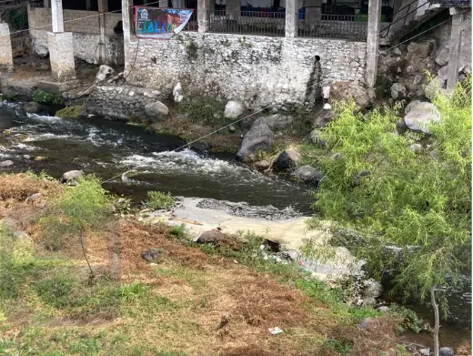 ¿Contaminada? Espumosa y de color café, así corre el agua en río Jalcomulco