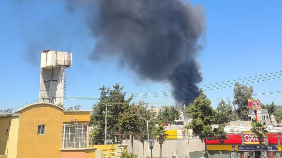 Alerta en Tultepec, se registra un aparatoso incendio cerca del mercado de cohetes