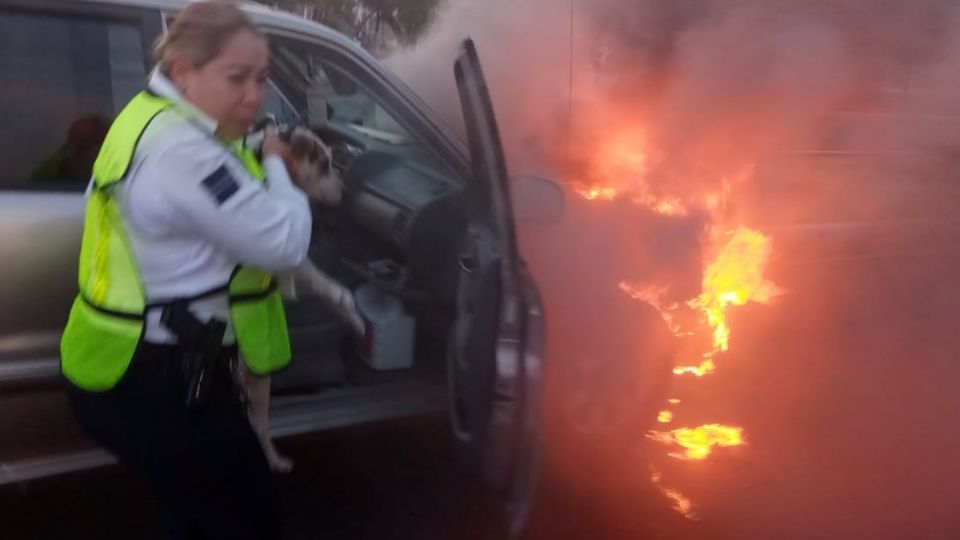 Héroe sin capa: policía de tránsito salva a un perrito que estaba en un auto en llamas