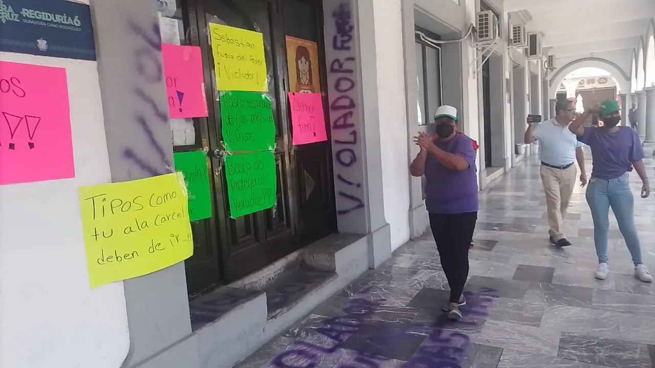 ¡Fuera violad0r!: Otra vez, mujeres hacen pintas en oficinas de Sebastián Cano