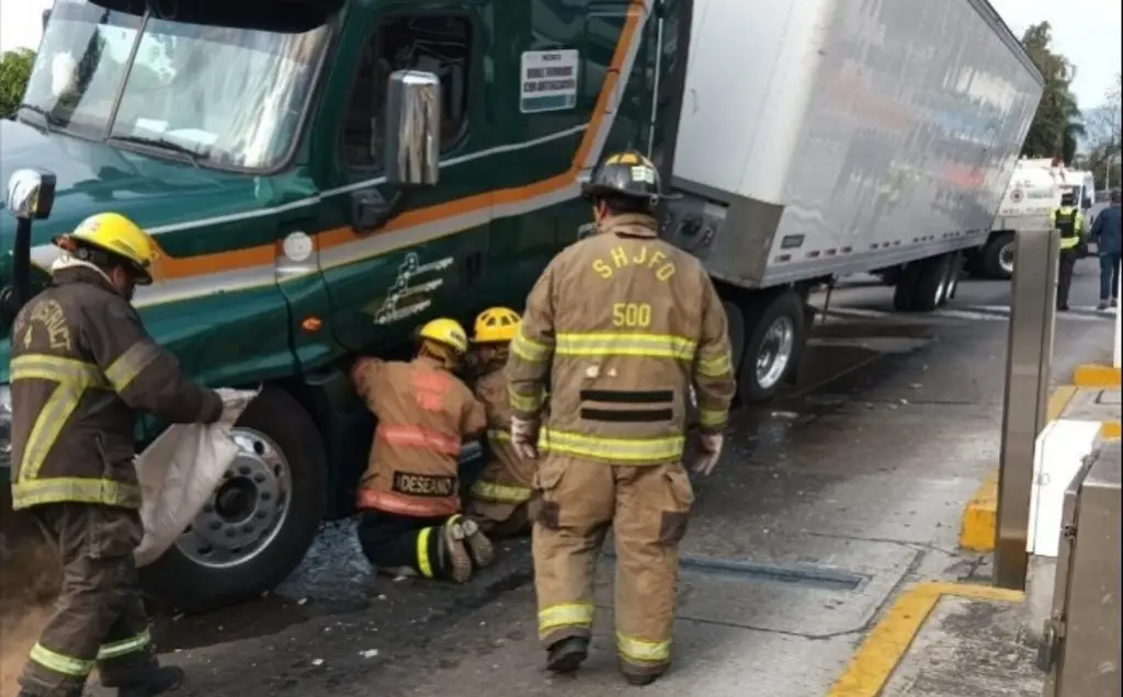 Tráiler se queda sin frenos en caseta de peaje de autopista de Veracruz