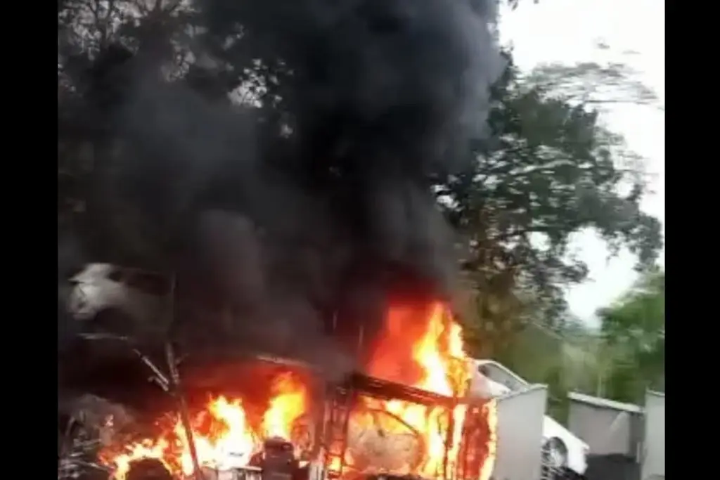 Arde nodriza cargada de autos último modelo en carretera de Veracruz