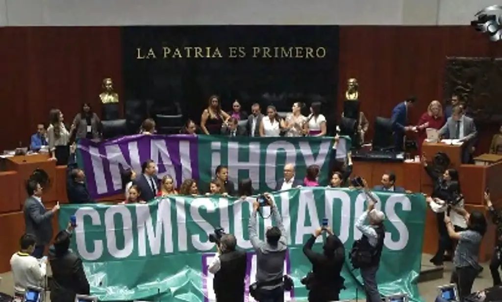 Senado no alcanza votos para elegir comisionado del INAI; oposición toma tribuna