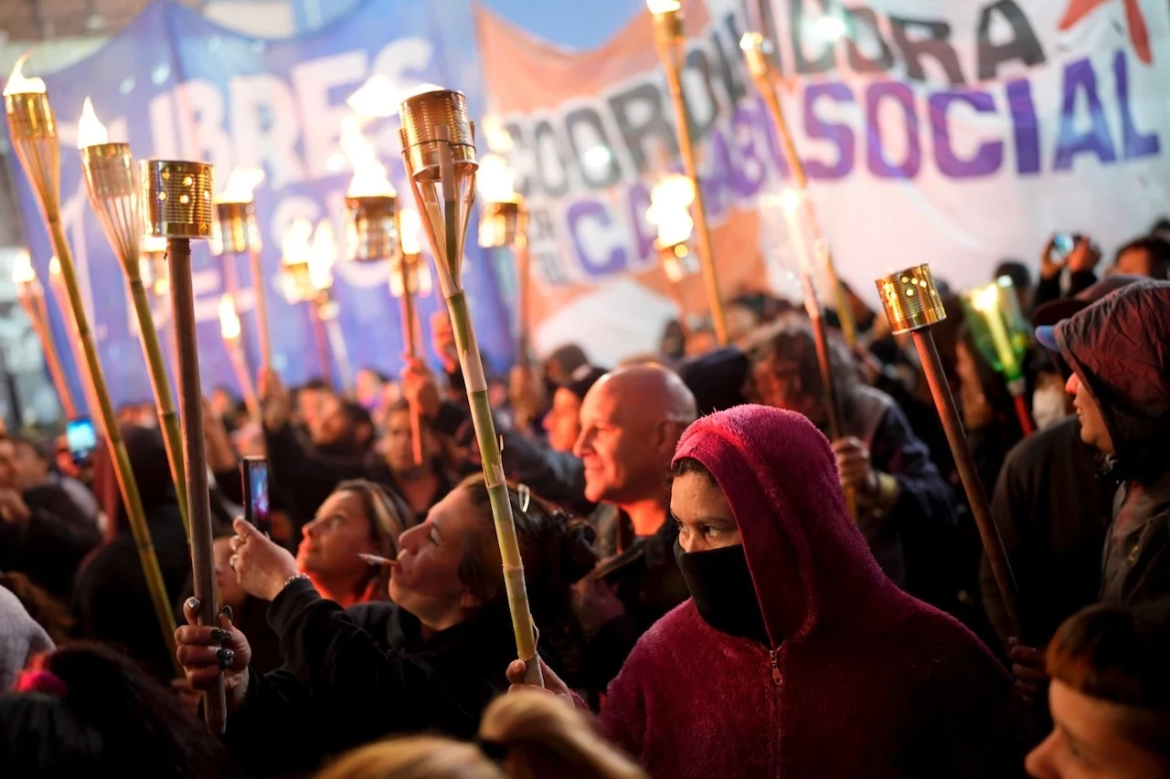 Miles marchan con antorchas contra pobreza en Argentina