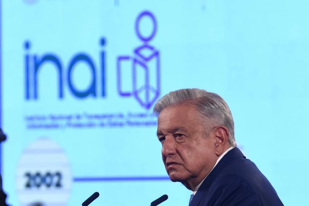 AMLO llama a senadores a no titubear y desaparecer el INAI