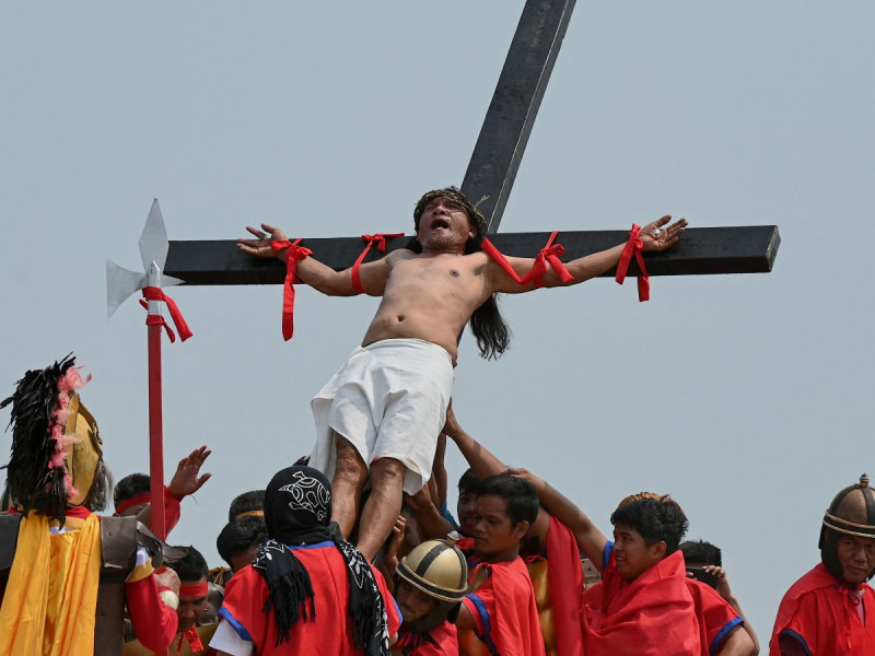 Filipinos celebran el Viacrucis del Viernes Santo con crucifixiones y flagelos reales