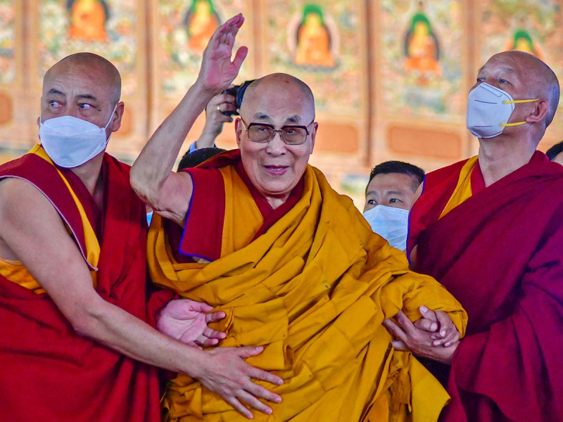 El Dalai Lama pide disculpas a un niño por pedirle chuparle la lengua