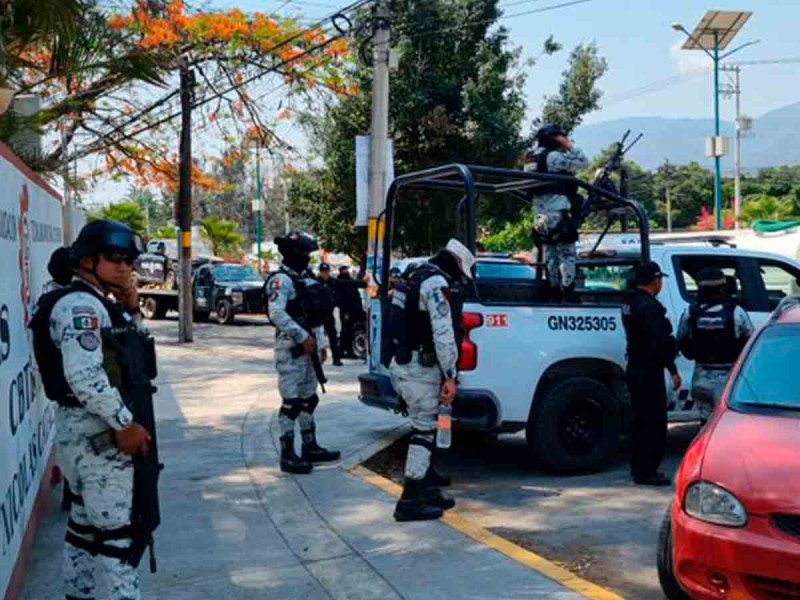 Estudiante lleva arma a la escuela, amen4za a compañero y huye