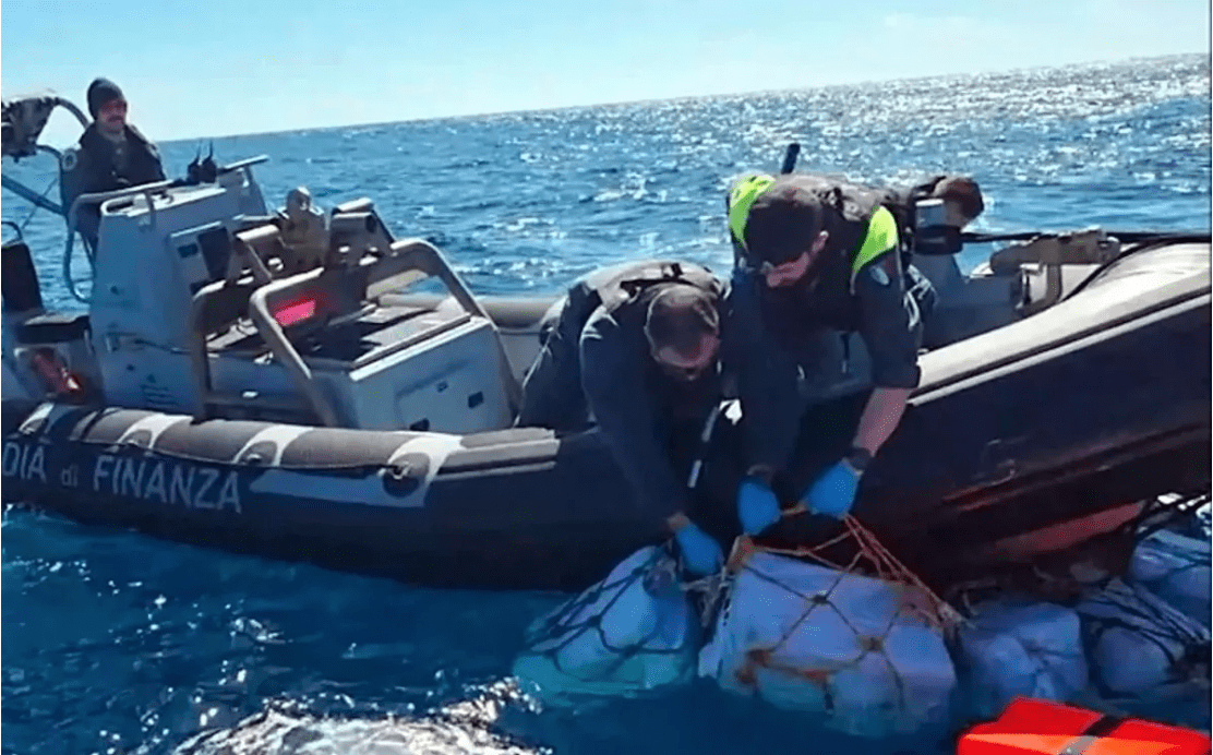 Policía italiana encuentra dos toneladas de cocaína flotando en el mar