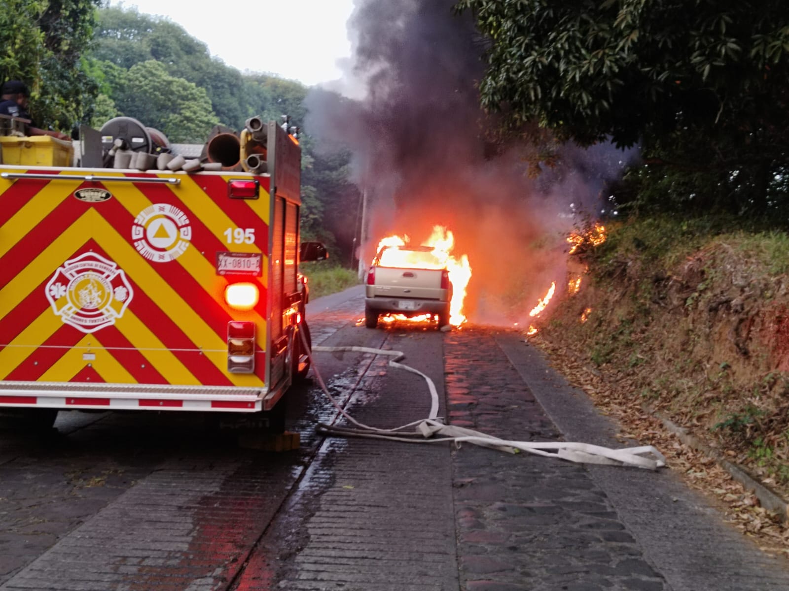 🚨 Camioneta termina en cenizas tras incendio.