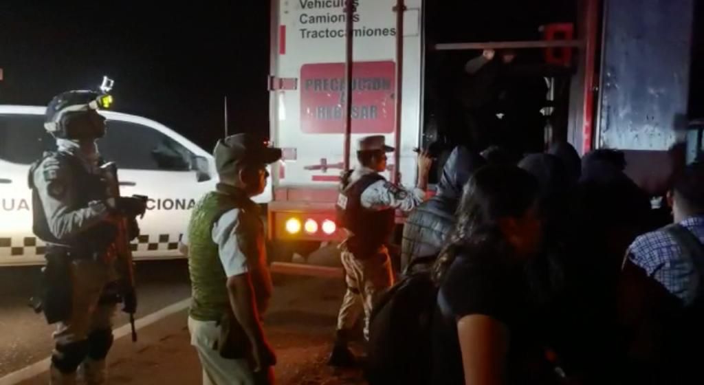 Migrantes se estaban asfixiando en el sur; fueron abandonados por el pollero.