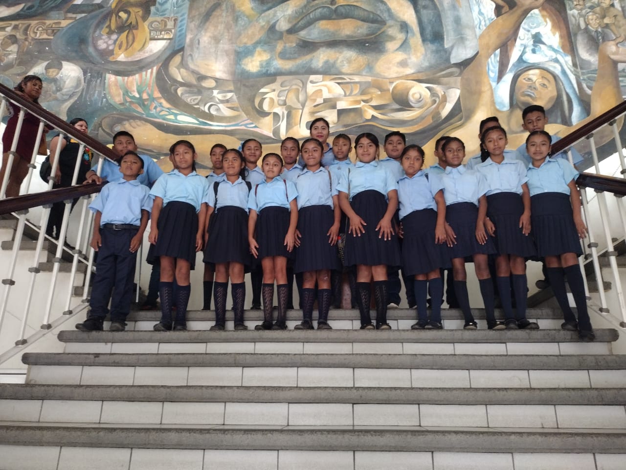 Visita guiada a escuela de Puerta Nueva ayuda a niñ@s a conocer su entorno social