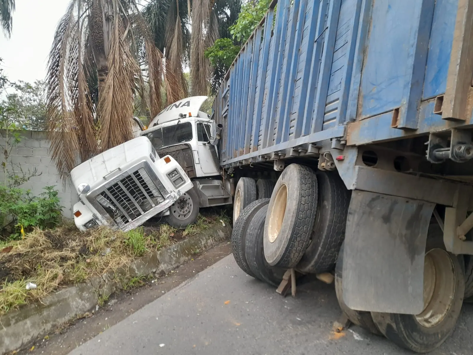 Volcadura deja dos heridos en carretera federal Fortín Huatusco