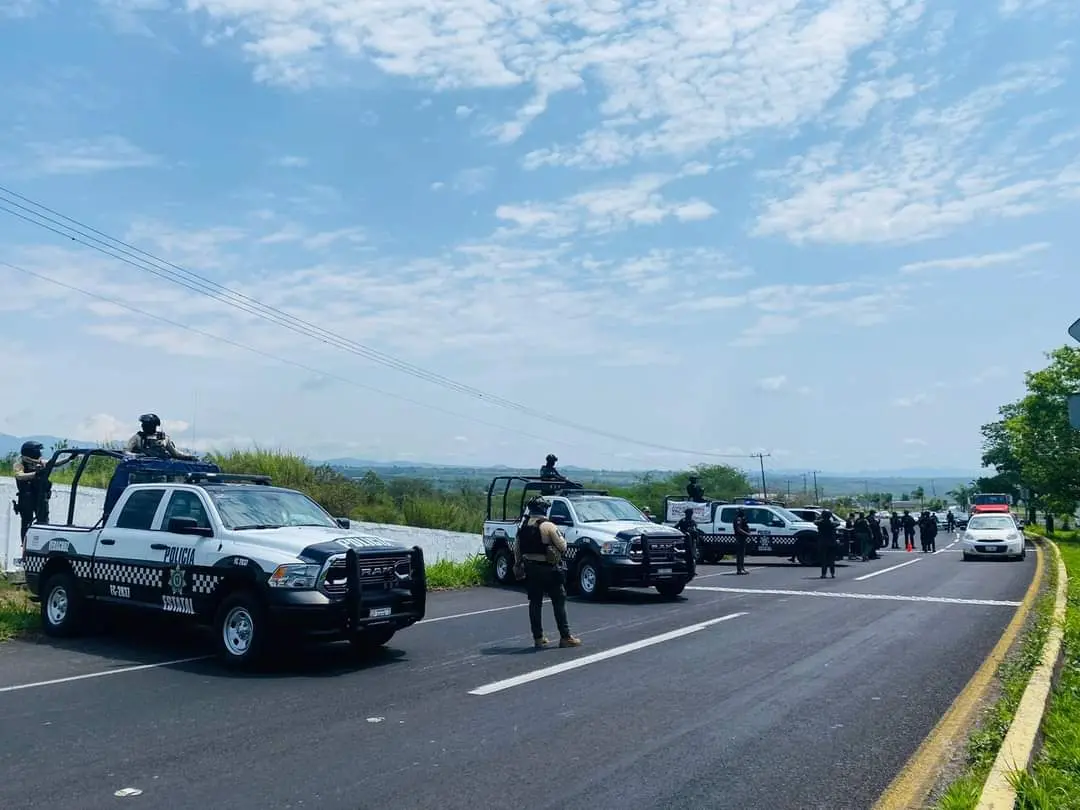 Taxistas querían manifestarse en Xalapa, pero los retienen en carreteras