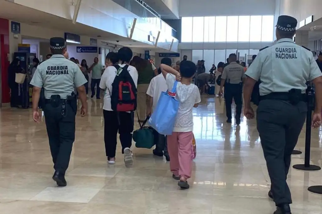 Retienen a familia asiática en el aeropuerto de Veracruz