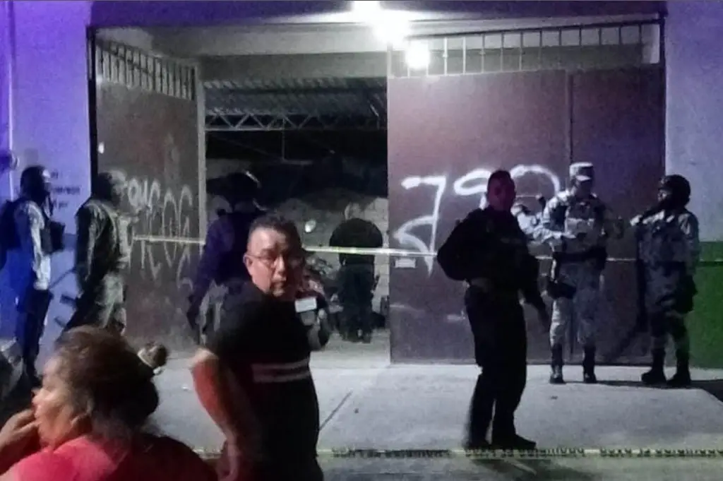 Asesinan a balazos a 5 hombres en taller mecánico