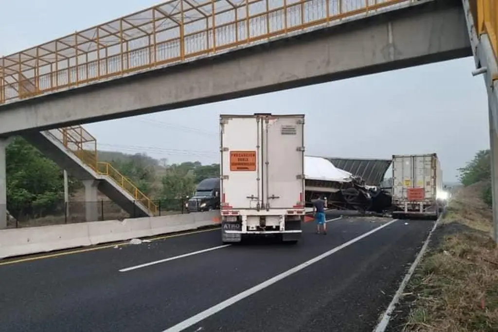 Cierre en la Veracruz-Cardel por accidente la mañana de este jueves